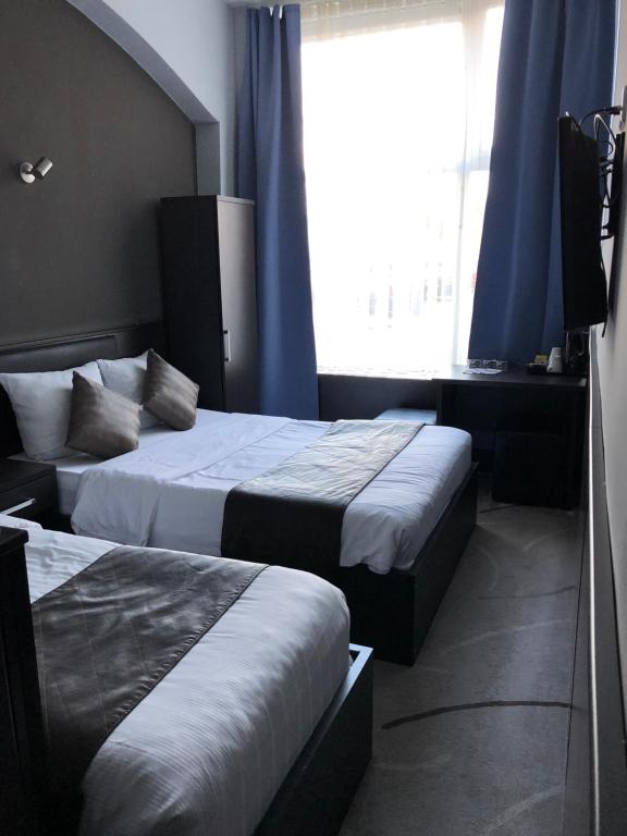 Postel nebo postele na pokoji v ubytování Belfort Hotel