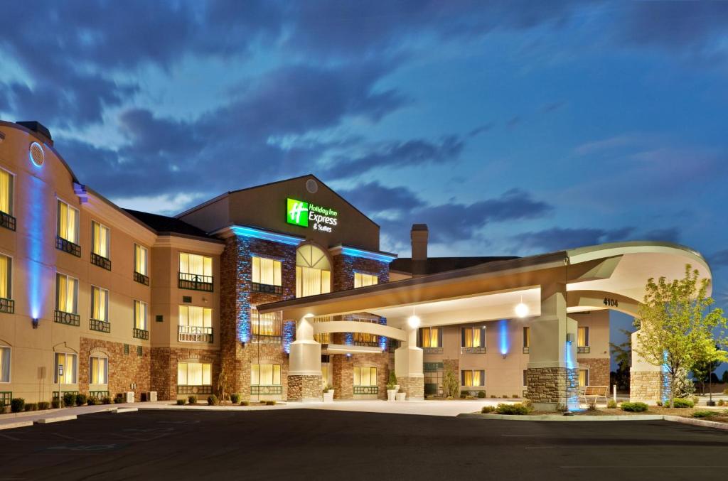 uma representação de um hotel à noite em Holiday Inn Express & Suites Nampa - Idaho Center, an IHG Hotel em Nampa