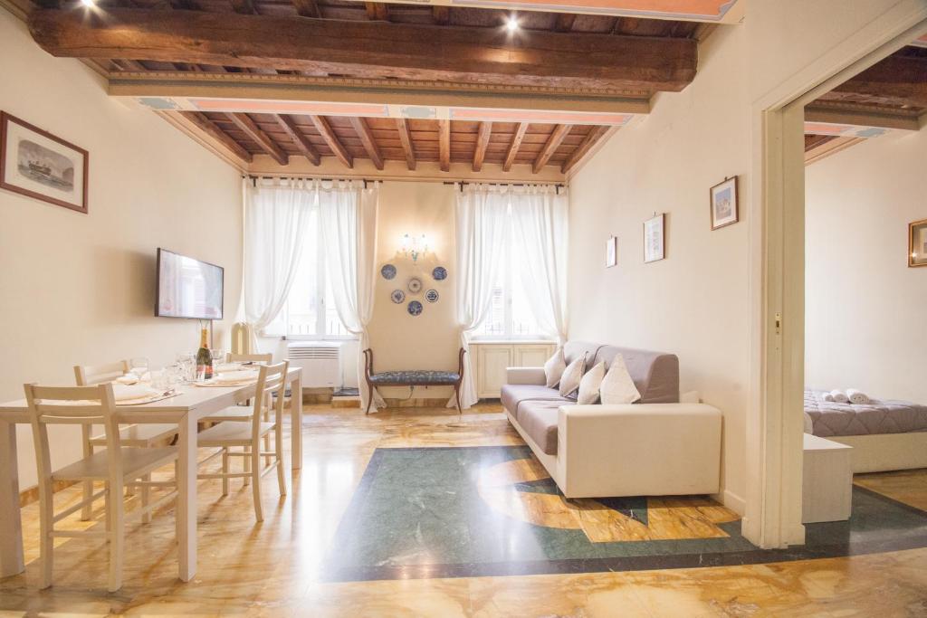 uma sala de estar com um sofá e uma mesa em Gregoriana Suite em Roma