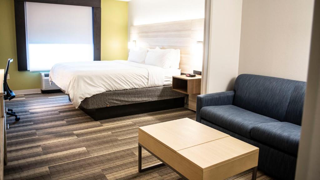 Holiday Inn Express Hotel & Suites Sedalia, an IHG Hotel - Rey Suite