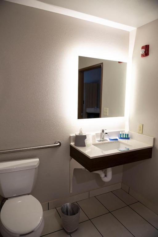 Holiday Inn Express Hotel & Suites Sedalia, an IHG Hotel - Deluxe King Room - Audiencia Accesible