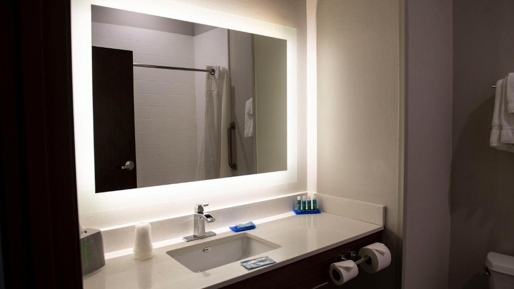 Holiday Inn Express Hotel & Suites Sedalia, an IHG Hotel - Habitación Estándar Con Dos Camas Queen