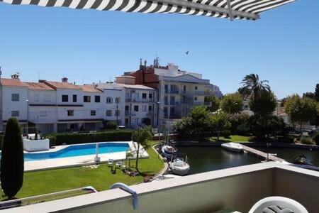Bazén v ubytovaní PORT SOTAVENT 2C - Apartamento en la Marina de Empuriabrava - piscina comunitaria, - parking - vistas al canal - cerca centro y playa alebo v jeho blízkosti