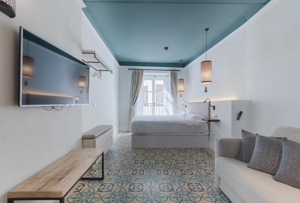 Televízia a/alebo spoločenská miestnosť v ubytovaní Apartamentos Caminante del Agua