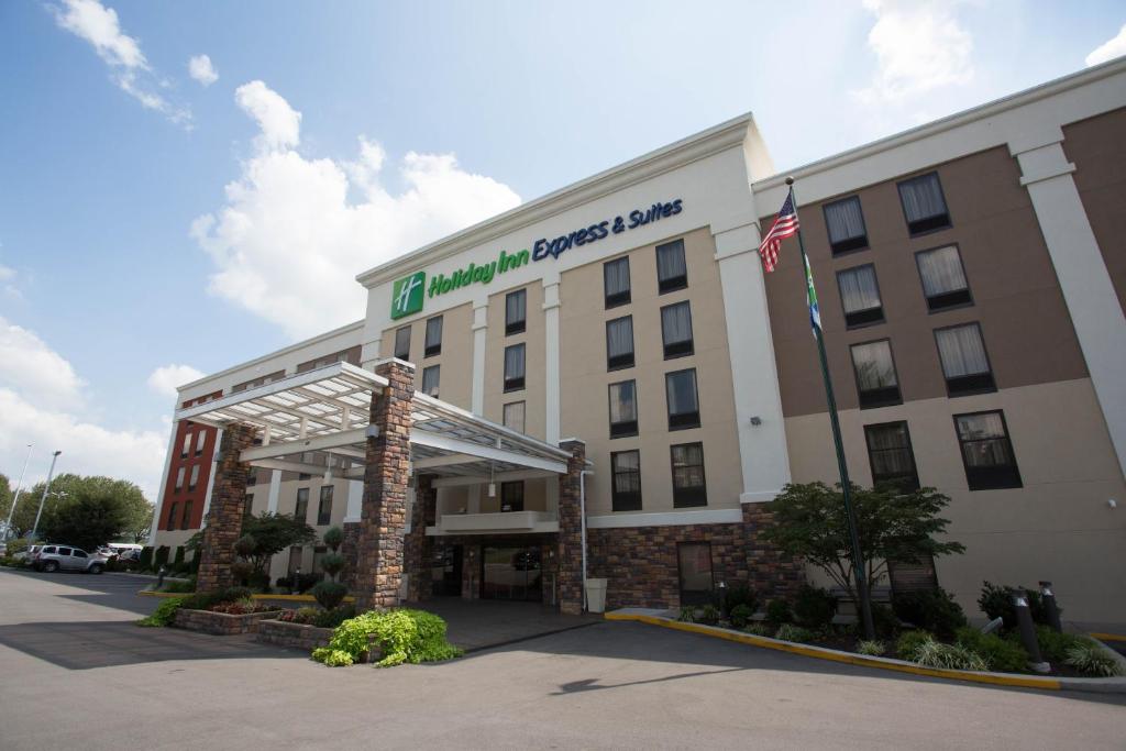 un hotel con un cartello sulla parte anteriore di Holiday Inn Express & Suites Nashville Southeast - Antioch, an IHG Hotel ad Antioch