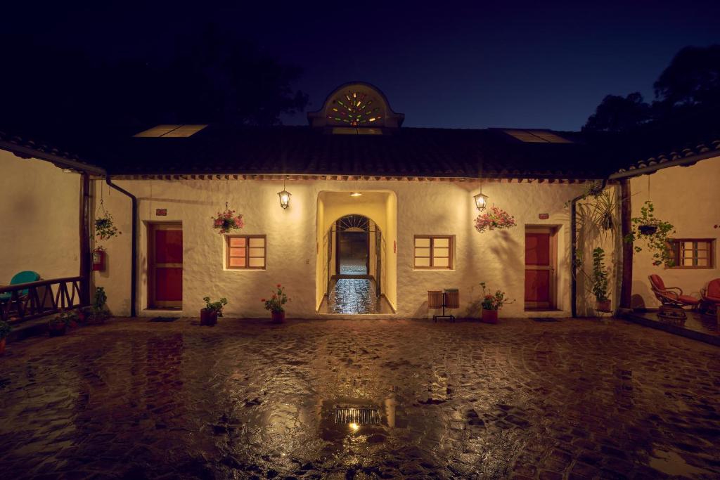 an empty courtyard of a house at night at Hosteria Museart Pantavi in Tumbabiro
