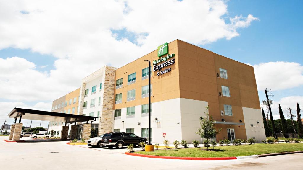 un edificio de hotel con un camión estacionado frente a él en Holiday Inn Express &amp; Suites Houston Southwest Galleria Area by IHG, en Houston