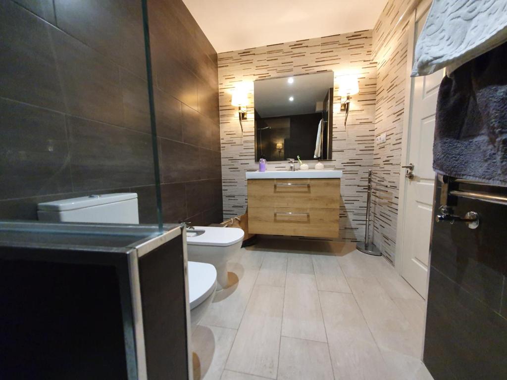 A bathroom at El Balcón de los Campos - VUT-1771-AS