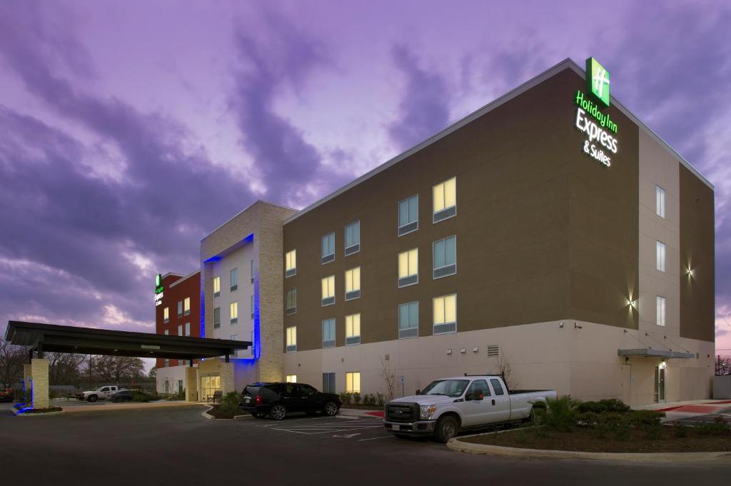 un hotel con un coche aparcado en un aparcamiento en Holiday Inn Express & Suites New Braunfels, an IHG Hotel en New Braunfels