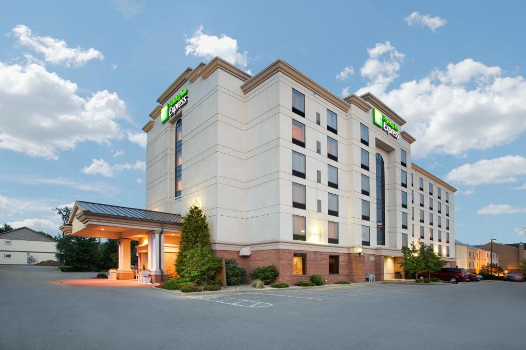 una representación de la parte delantera de un hotel en Holiday Inn Express & Suites Bloomington, an IHG Hotel en Bloomington