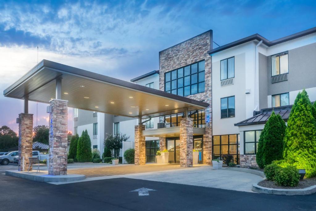 a large white building with a parking lot at Holiday Inn Express Hotel & Suites Fort Payne, an IHG Hotel in Fort Payne