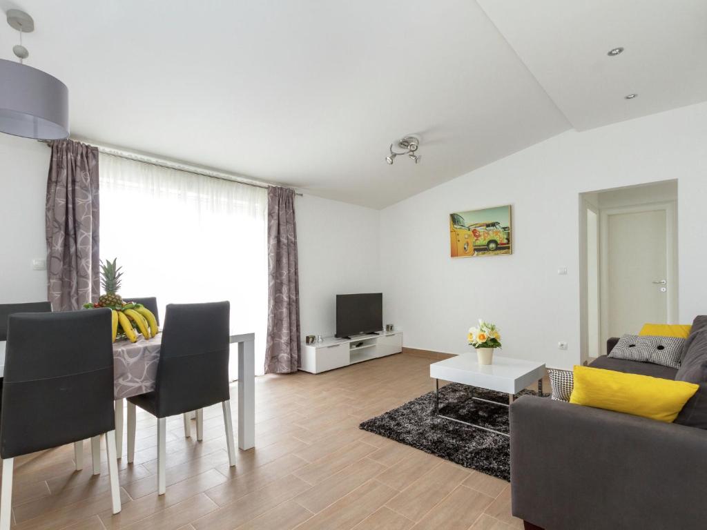 Televízia a/alebo spoločenská miestnosť v ubytovaní Beautiful apartment in between Split and Trogir