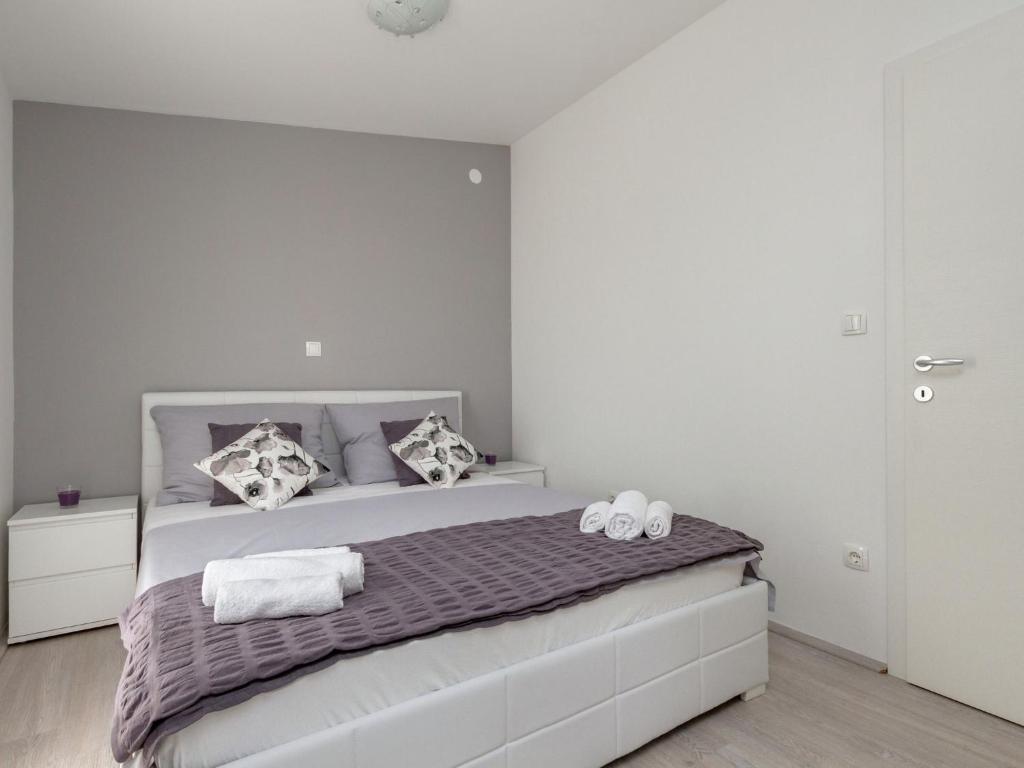 Posteľ alebo postele v izbe v ubytovaní Beautiful apartment in between Split and Trogir