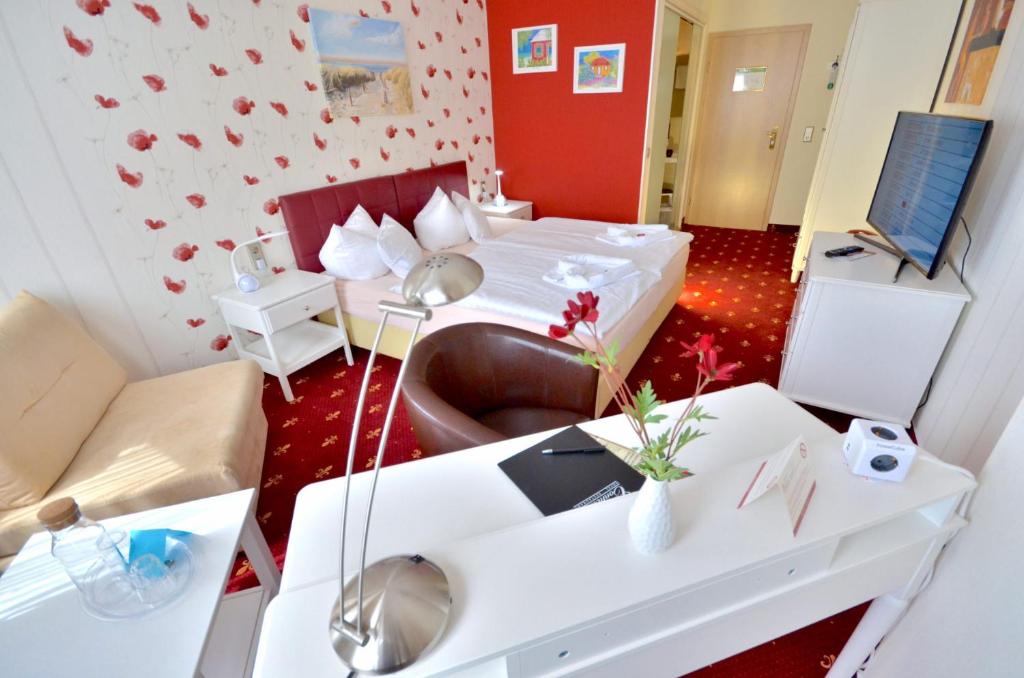 pokój hotelowy z łóżkiem i kanapą w obiekcie Hotel Alt-Connewitz w Lipsku