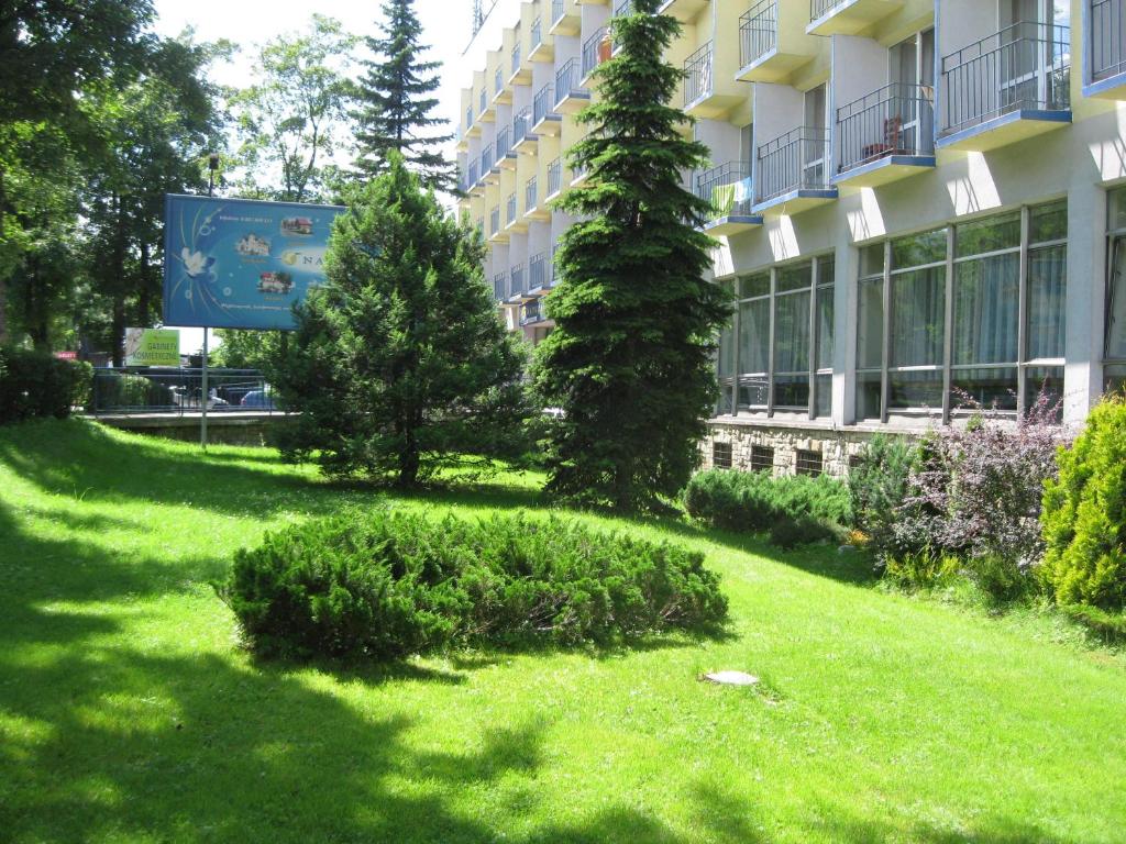 a green yard in front of a building at Kolejarz Natura Tour in Zakopane