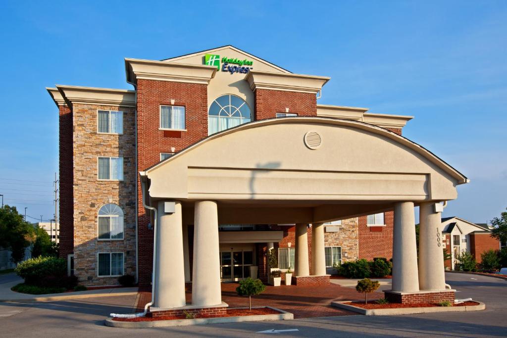 um edifício com um grande arco em frente em Holiday Inn Express Hotel & Suites Lexington-Downtown University, an IHG Hotel em Lexington