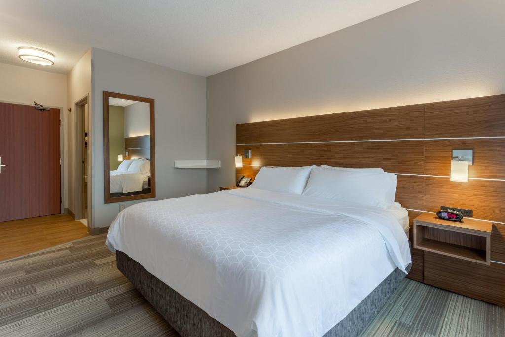 Holiday Inn Express Hotel & Suites Burlington by IHG - Quarto King Standard
