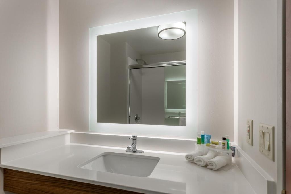 Holiday Inn Express Hotel & Suites Burlington by IHG - Quarto Standard