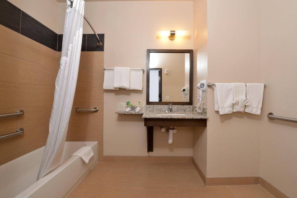 Holiday Inn Express & Suites Globe, an IHG Hotel - Suite With Mobility Accessible Tub - Non-Smoking