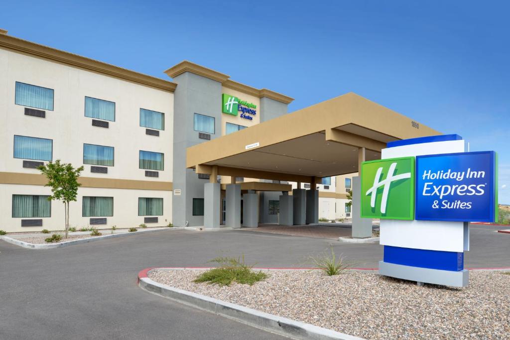 a hotel with a sign in front of a building at Holiday Inn Express & Suites Globe, an IHG Hotel in Globe