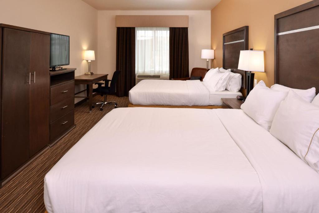 Holiday Inn Express & Suites Globe, an IHG Hotel - Queen Room With Two Queen Beds- Hearing Accessible Roll In Shower/Non-Smoking