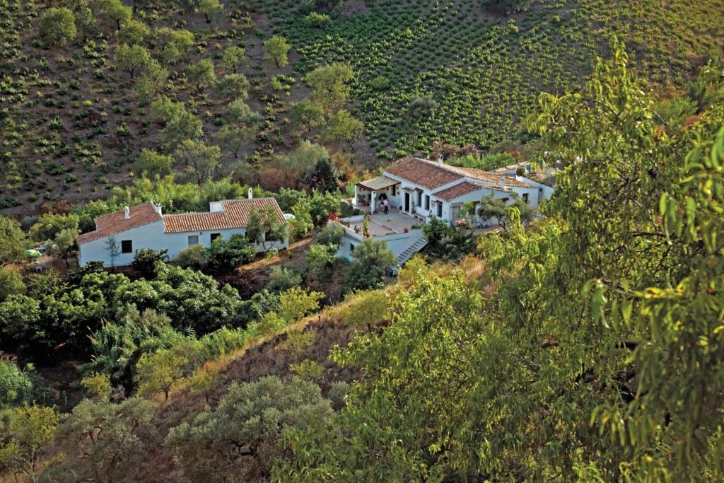 uma vista aérea de uma casa numa colina em Cortijo Lagar de Luisa em Borge