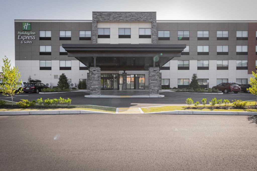 un edificio con un estacionamiento delante de él en Holiday Inn Express & Suites - Boston South - Randolph, an IHG Hotel en Randolph