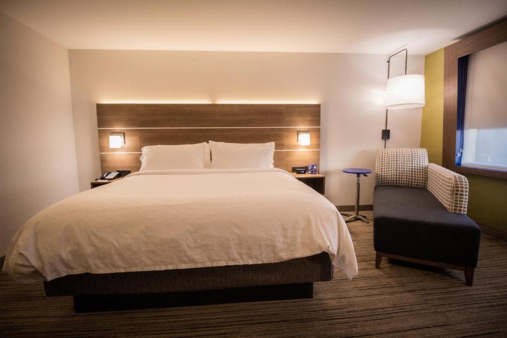 Holiday Inn Express & Suites - Boston South - Randolph, an IHG Hotel - Executive King Room