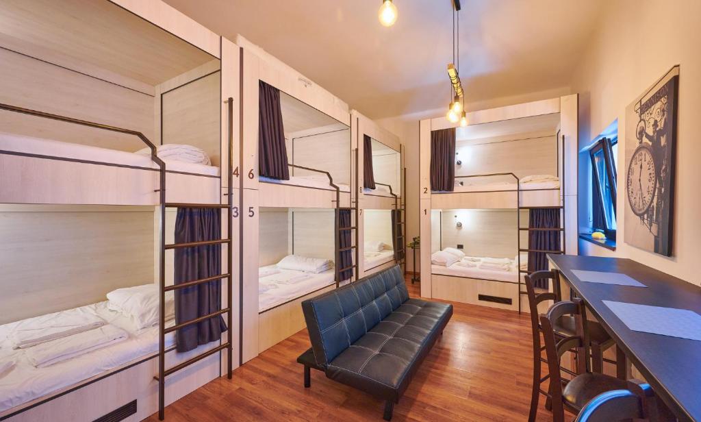 Cette chambre dispose de lits superposés, d'un banc et d'un bar. dans l'établissement SECRET boutique Hostel, à Braşov