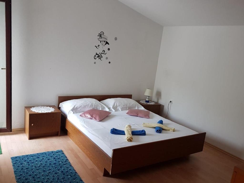 Un pat sau paturi într-o cameră la Apartments S&M
