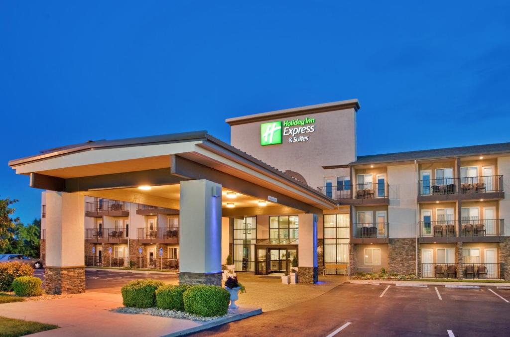 a hotel with a parking lot in front of it at Holiday Inn Express Hotel & Suites Branson 76 Central, an IHG Hotel in Branson