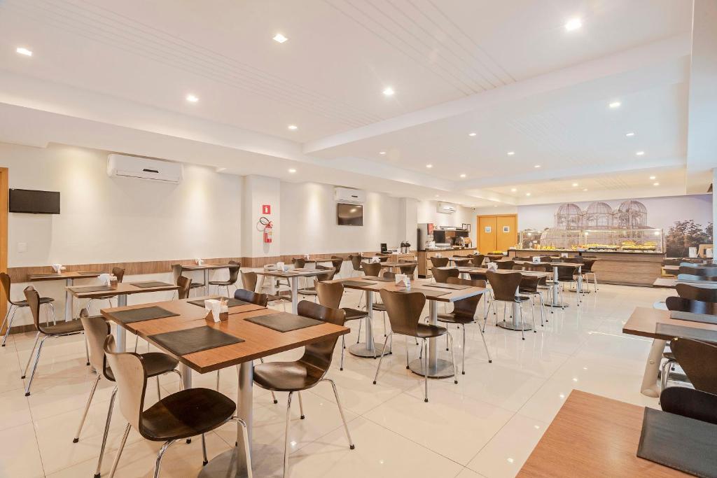 Restaurace v ubytování Slim Curitiba Av das Torres