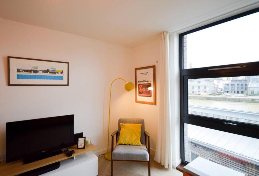 Central 1 Bedroom Harbourside Flat with River Views