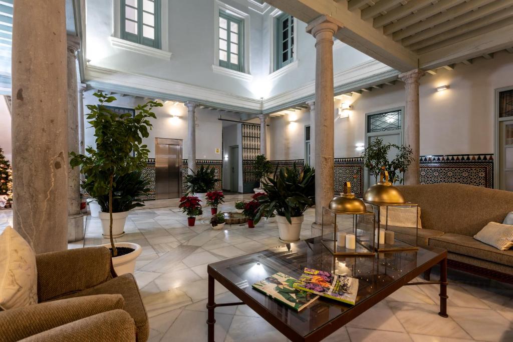sala de estar con sofás y mesa en Palacio Cabrera - Lillo en Granada