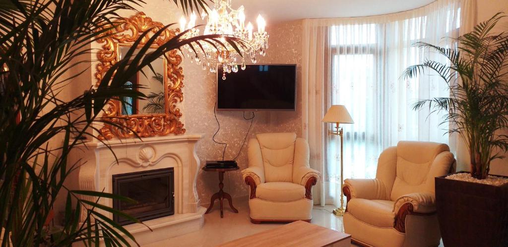Televízia a/alebo spoločenská miestnosť v ubytovaní Casa Victoria garden con Jacuzzi y piscina