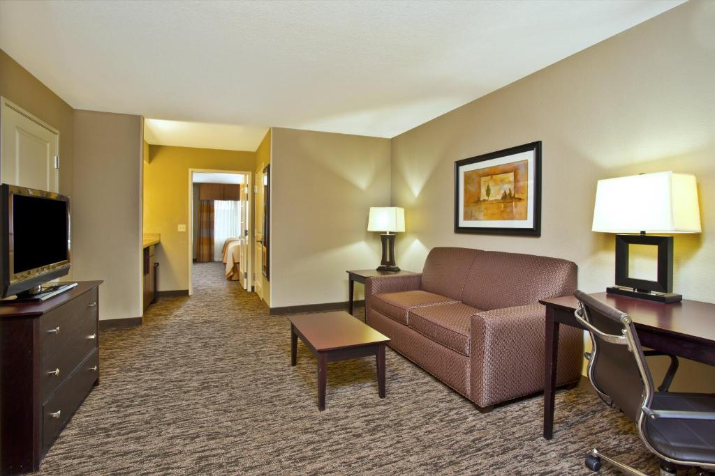 Holiday Inn & Suites Green Bay Stadium, an IHG Hotel - 