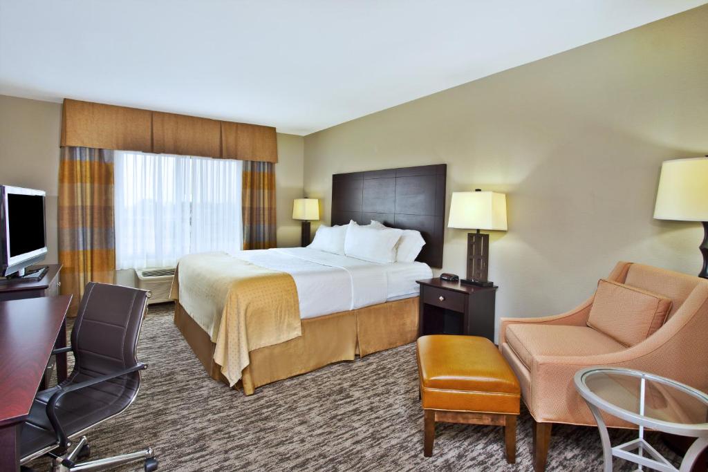 Holiday Inn & Suites Green Bay Stadium, an IHG Hotel - 