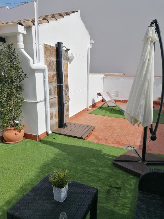 A garden outside Ático Azahar