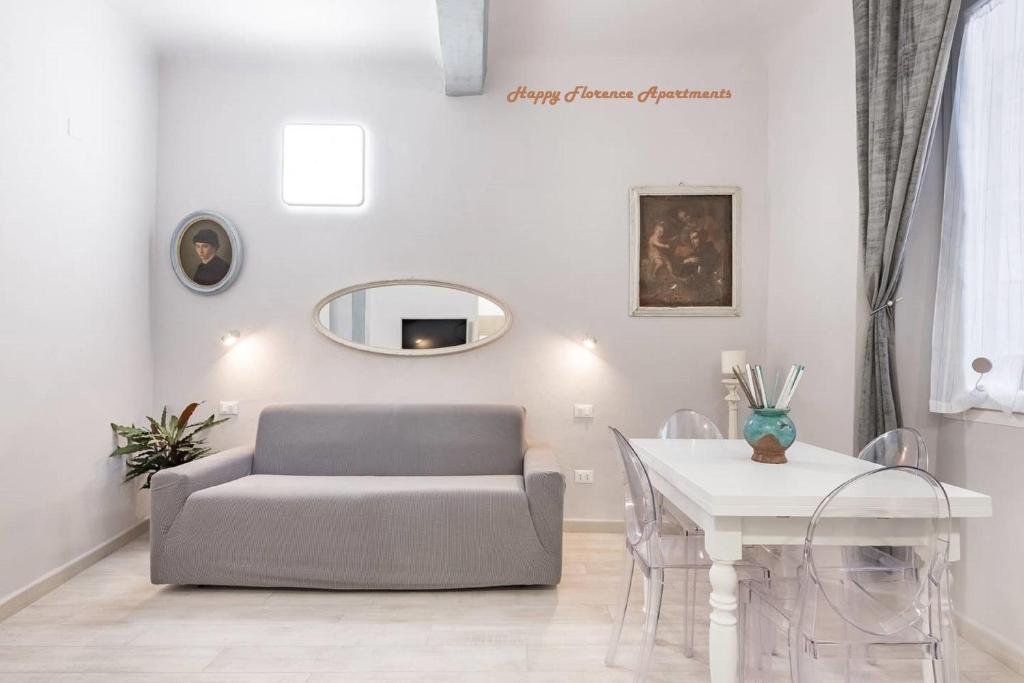 - un salon avec un canapé et une table dans l'établissement Happy Florence San Niccolò n.2, à Florence