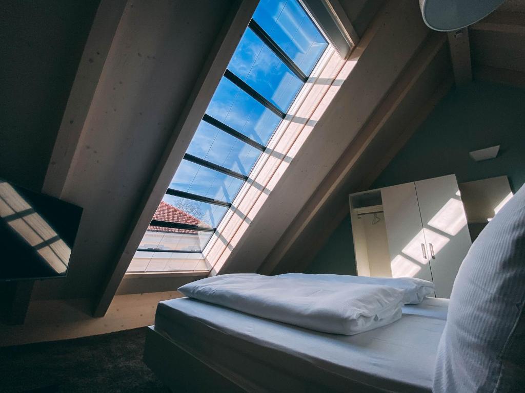 Postel nebo postele na pokoji v ubytování Stadthotel Haslach