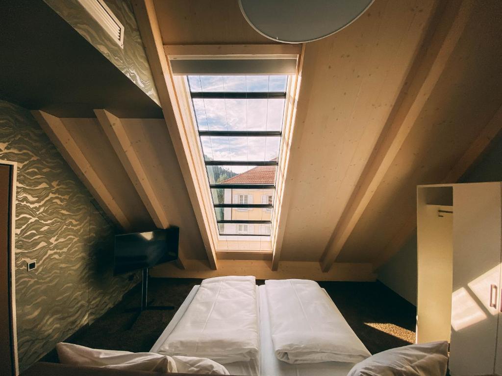 Postel nebo postele na pokoji v ubytování Stadthotel Haslach