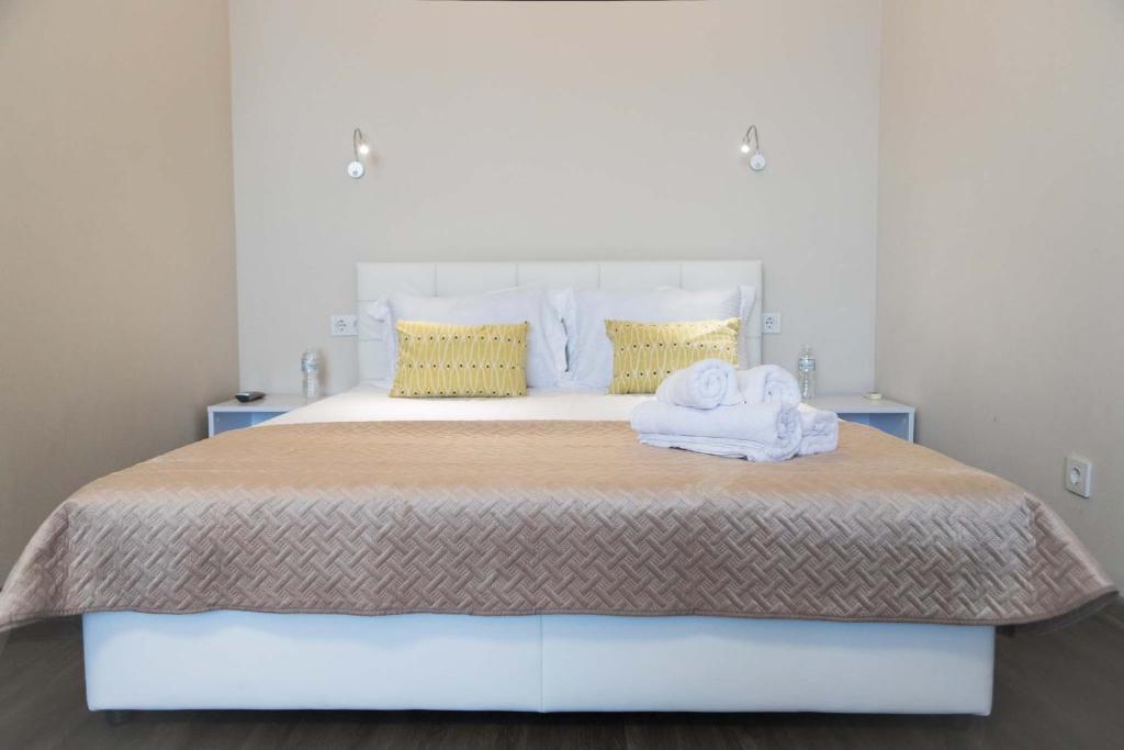 una camera da letto con un letto grande con asciugamani sopra di Просторная однокомнатная ЖК Счастливый a Dnipro