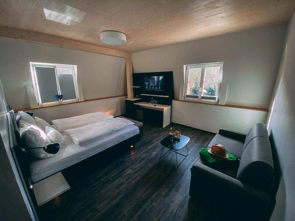 Postel nebo postele na pokoji v ubytování Stadthotel Haslach