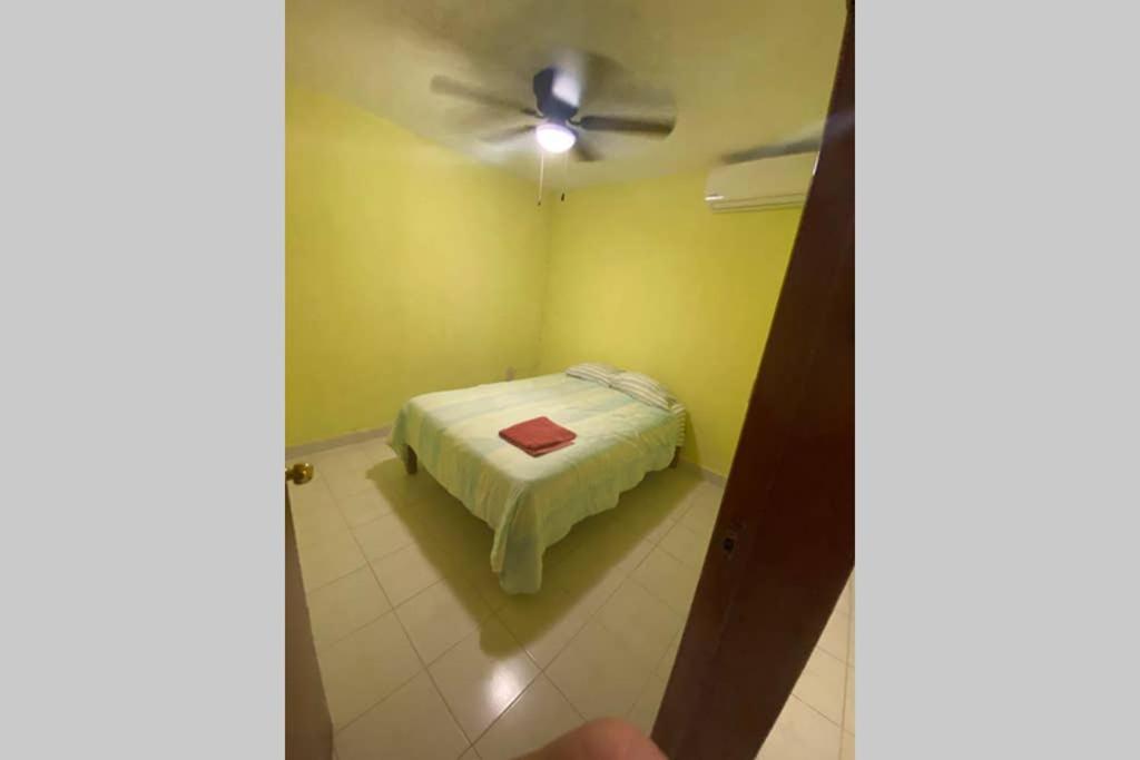 Zimmer mit einem Bett und einem Deckenventilator in der Unterkunft Casa Colonial in Campeche