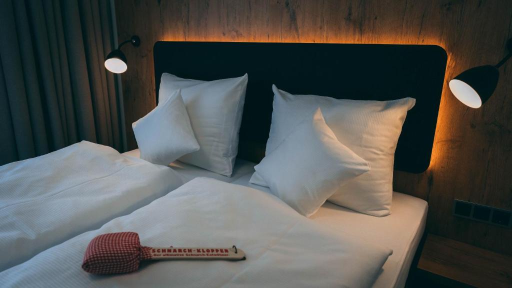Postel nebo postele na pokoji v ubytování Stadthotel Haslach