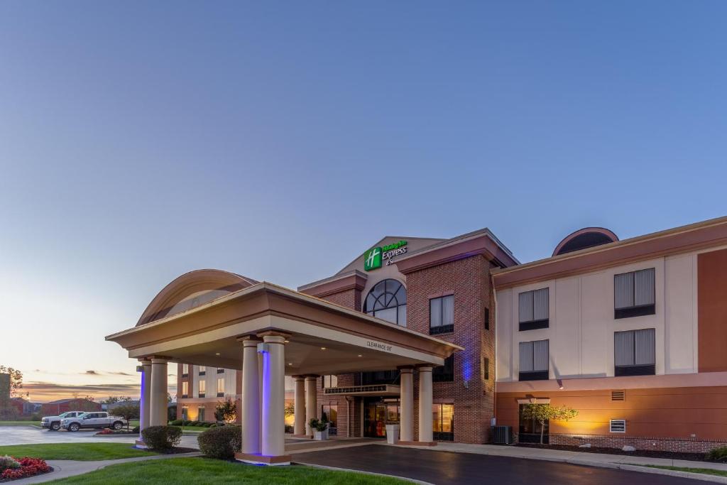 a rendering of a hotel with a gazebo at Holiday Inn Express Hotel & Suites Bowling Green, an IHG Hotel in Bowling Green