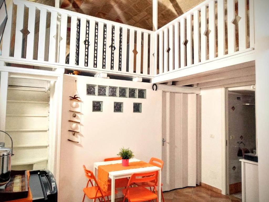 A kitchen or kitchenette at Dimora la Sirenetta