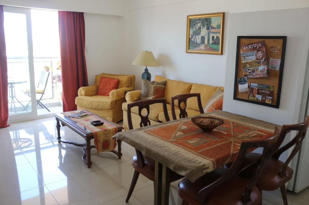 ein Wohnzimmer mit einem Tisch und einem Sofa in der Unterkunft Departamento nuevo y luminoso en el centro. in La Rioja