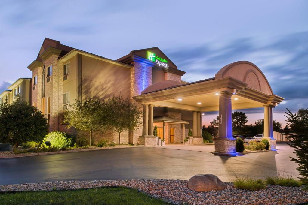 a rendering of a hotel with a driveway at Holiday Inn Express Hotel & Suites Bucyrus, an IHG Hotel in Bucyrus