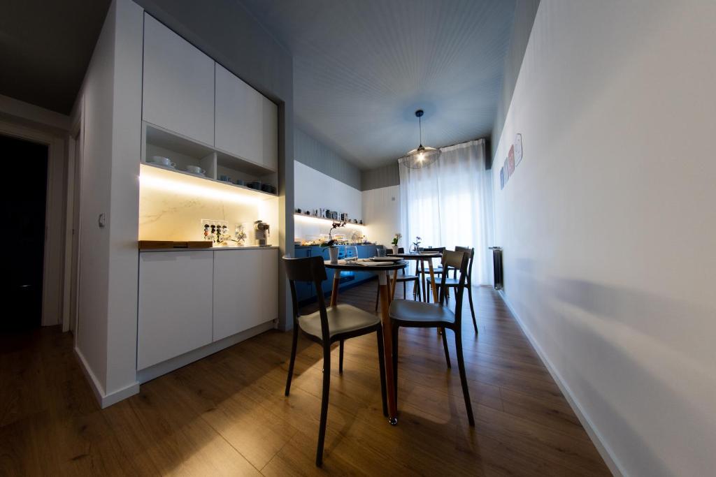 een eetkamer en een keuken met een tafel en stoelen bij B&B civico 92 in Caltanissetta